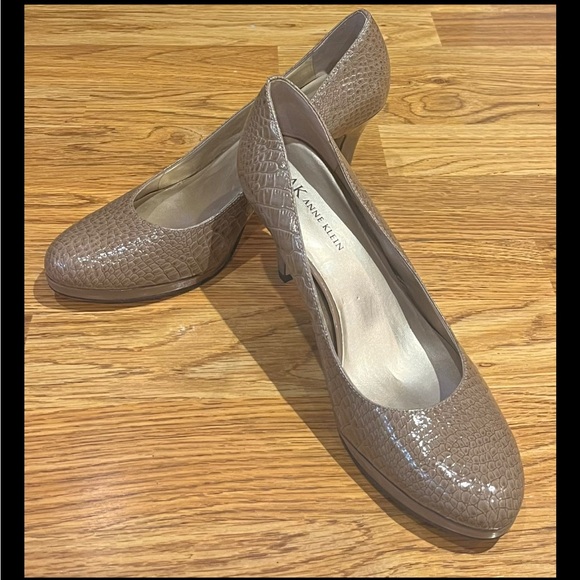 Anne Klein Taupe Faux Alligator Stiletto Heels Size 8M - Picture 7 of 13